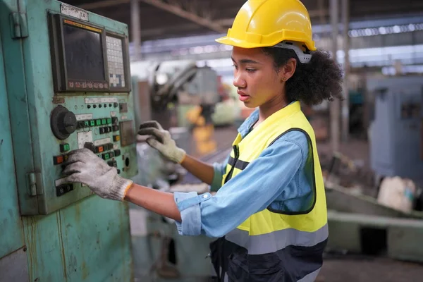 Weibliche Auszubildende Einer Metallverarbeitenden Fabrik Portrait Einer Arbeitenden Industriefacharbeiterin Oder — Stockfoto