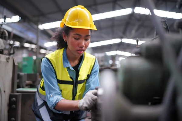 金属加工工場で働く女性の弟子 工業製造工場で働く女性の技術労働者や技術者の女性の肖像 — ストック写真