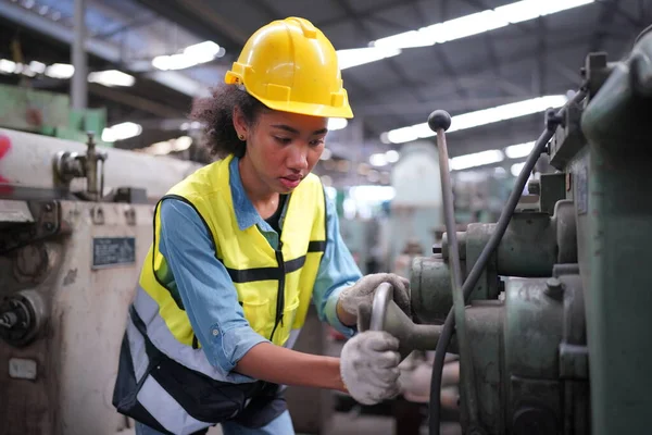 Metal fabrikasında çalışan kadın çırak, çalışan kadın endüstrisi teknik işçisi portresi ya da endüstriyel üretim fabrikasında çalışan mühendis kadın..