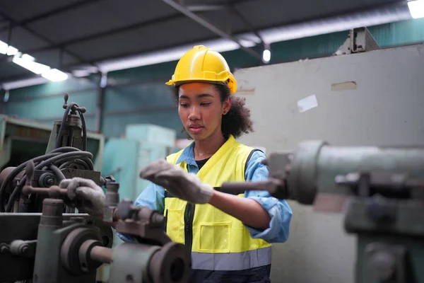 Aprendiz Femenina Una Fábrica Metal Retrato Una Mujer Trabajadora Trabajadora —  Fotos de Stock