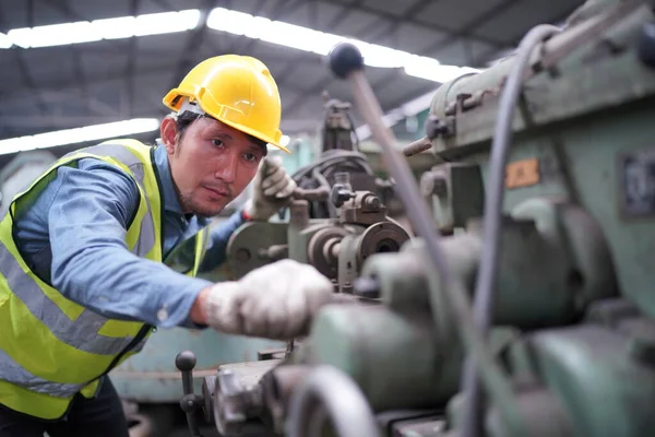 Mężczyzna Inżynier Metalworker Przemysłowy Doświadczony Operator Technik Pracownik Bezpieczeństwo Twardy — Zdjęcie stockowe