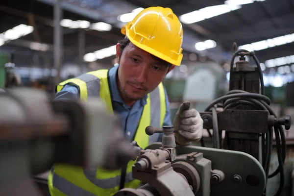 Mężczyzna Inżynier Metalworker Przemysłowy Doświadczony Operator Technik Pracownik Bezpieczeństwo Twardy — Zdjęcie stockowe