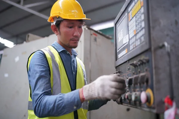 Mężczyzna Inżynier Metalworker Przemysłowy Doświadczony Operator Technik Pracownik Bezpieczeństwo Twardy — Zdjęcie stockowe