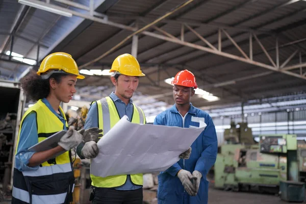 Porträt Eines Professionellen Schwerindustrie Ingenieurs Arbeiters Schutzuniform Brille Und Hut — Stockfoto