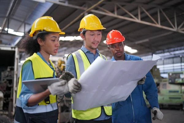 安全制服を着たプロの重工業技術者 労働者の肖像 ゴーグルとハード帽子 背景にあるもの アンフォーカス ラージ工業工場 — ストック写真