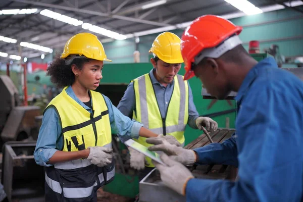 Weibliche Auszubildende Einer Metallverarbeitenden Fabrik Portrait Einer Arbeitenden Industriefacharbeiterin Oder — Stockfoto