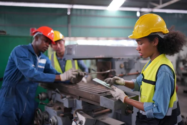 Porträt Eines Professionellen Schwerindustrie Ingenieurs Arbeiters Schutzuniform Brille Und Hut — Stockfoto