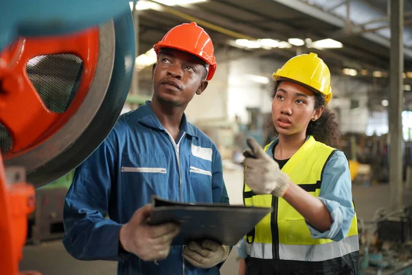 Retrato Ingeniero Profesional Industria Pesada Trabajador Que Lleva Uniforme Seguridad —  Fotos de Stock