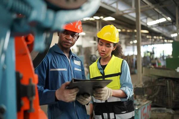 Retrato Ingeniero Profesional Industria Pesada Trabajador Que Lleva Uniforme Seguridad —  Fotos de Stock