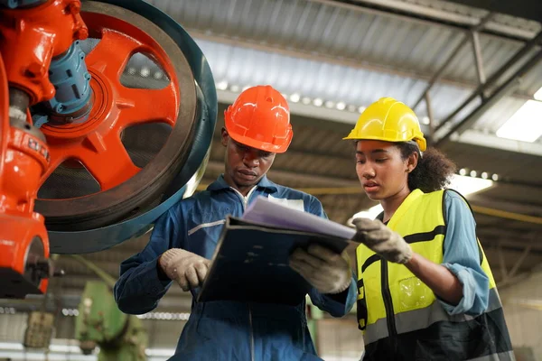 安全制服を着たプロの重工業技術者 労働者の肖像 ゴーグルとハード帽子 背景にあるもの アンフォーカス ラージ工業工場 — ストック写真