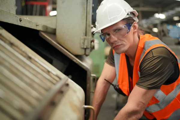 Retrato Ingeniero Profesional Industria Pesada Trabajador Que Lleva Uniforme Seguridad — Foto de Stock