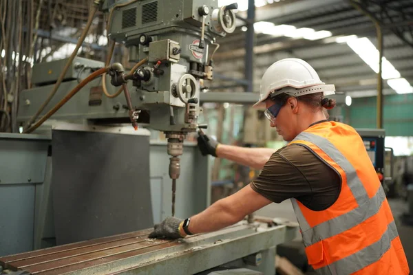 Retrato Ingeniero Profesional Industria Pesada Trabajador Que Lleva Uniforme Seguridad — Foto de Stock