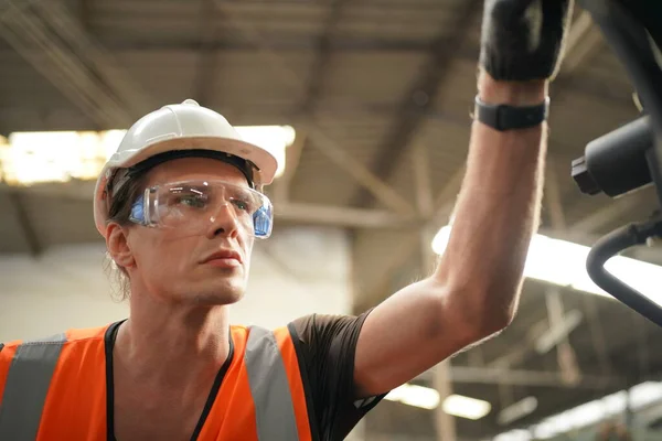 Hombre Ingeniero Metalúrgico Industrial Experimentado Operador Técnico Trabajador Casco Duro — Foto de Stock