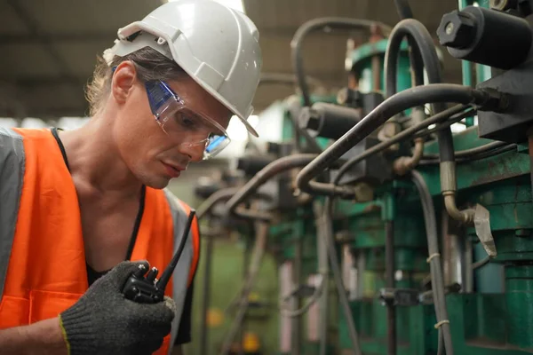 Mężczyzna Inżynier Metalworker Przemysłowy Doświadczony Operator Technik Pracownik Bezpieczeństwo Twardy — Zdjęcie stockowe