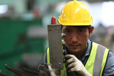 Hard Hatks Endüstrisi Mühendisleri. Ağır Sanayi Üretim Fabrikasında çalışıyorlar. Fabrikanın içinde endüstriyel işçiler. Sanayi fabrikasında çalışan bir adam..