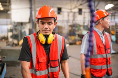 Hard Hatks Endüstrisi Mühendisleri. Ağır Sanayi Üretim Fabrikasında çalışıyorlar. Fabrikanın içinde endüstriyel işçiler. Sanayi fabrikasında çalışan bir adam..