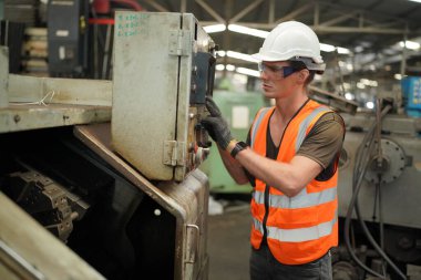 Hard Hatks Endüstrisi Mühendisleri. Ağır Sanayi Üretim Fabrikasında çalışıyorlar. Fabrikanın içinde endüstriyel işçiler. Sanayi fabrikasında çalışan bir adam..