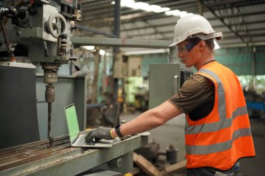 Hard Hatks Endüstrisi Mühendisleri. Ağır Sanayi Üretim Fabrikasında çalışıyorlar. Fabrikanın içinde endüstriyel işçiler. Sanayi fabrikasında çalışan bir adam..