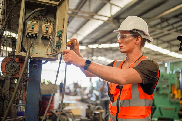 Hard Hatks Endüstrisi Mühendisleri. Ağır Sanayi Üretim Fabrikasında çalışıyorlar. Fabrikanın içinde endüstriyel işçiler. Sanayi fabrikasında çalışan bir adam..