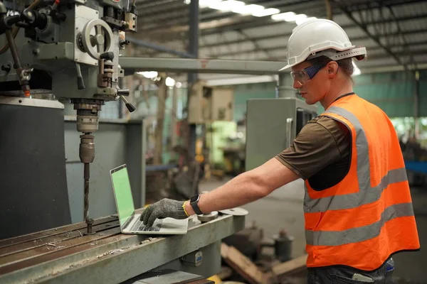 Engenheiros Industriais Chapéus Duros Trabalhar Indústria Pesada Manufacturing Factory Industrial — Fotografia de Stock