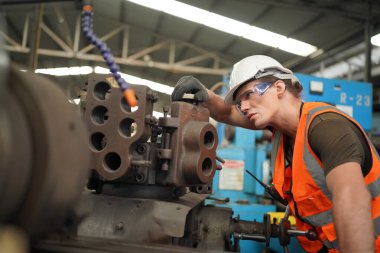 Hard Hatks Endüstrisi Mühendisleri. Ağır Sanayi Üretim Fabrikasında çalışıyorlar. Fabrikanın içinde endüstriyel işçiler. Sanayi fabrikasında çalışan bir adam..