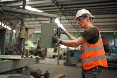 Hard Hatks Endüstrisi Mühendisleri. Ağır Sanayi Üretim Fabrikasında çalışıyorlar. Fabrikanın içinde endüstriyel işçiler. Sanayi fabrikasında çalışan bir adam..