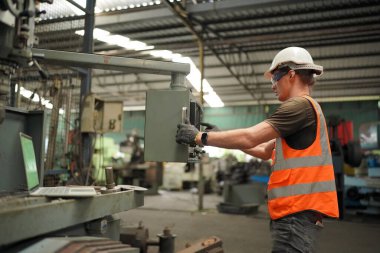 Hard Hatks Endüstrisi Mühendisleri. Ağır Sanayi Üretim Fabrikasında çalışıyorlar. Fabrikanın içinde endüstriyel işçiler. Sanayi fabrikasında çalışan bir adam..