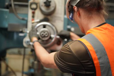 Hard Hatks Endüstrisi Mühendisleri. Ağır Sanayi Üretim Fabrikasında çalışıyorlar. Fabrikanın içinde endüstriyel işçiler. Sanayi fabrikasında çalışan bir adam..