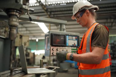 Hard Hatks Endüstrisi Mühendisleri. Ağır Sanayi Üretim Fabrikasında çalışıyorlar. Fabrikanın içinde endüstriyel işçiler. Sanayi fabrikasında çalışan bir adam..
