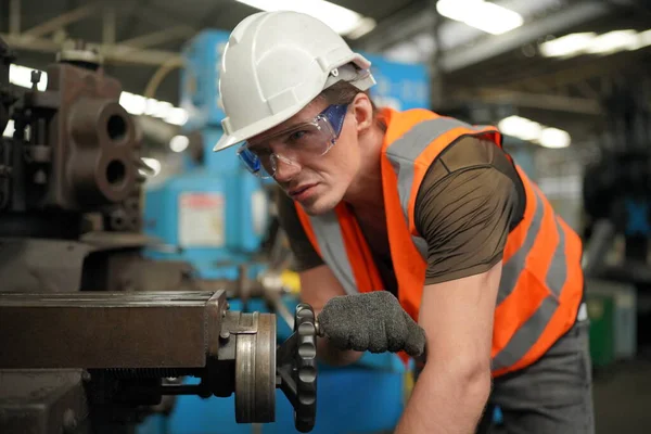 ハードハットの工業技術者重工業製造工場で働く 工場内の工業労働者 工業工場で働く男は — ストック写真