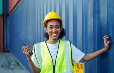 Ustabaşı kontrolü, kargo nakliye gemisinden ithal etmek için konteynır kutusu yüklüyor..