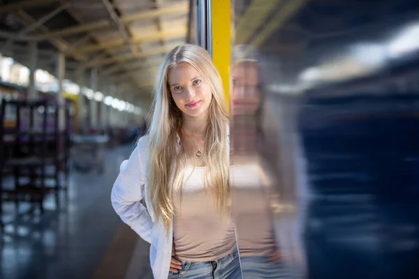 Portrait Young Attractive Woman — Stock Photo, Image