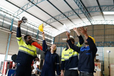 Mühendis kontrol paneli ve fabrikada yeni otomatik robot kolu ve işletim kontrol makinesini öğretiyor.