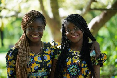 Şehir parkındaki mutlu Afro-Amerikan kadınlarının portresi