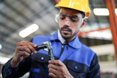 Profesyonel erkek mühendis işçi becerileri kalite, bakım, eğitim sanayii işçisi, fabrika işletmecileri için depo atölyesi, makine mühendisliği ekibi üretimi.