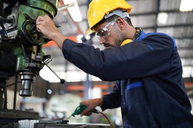 Profesyonel erkek mühendis işçi becerileri kalite, bakım, eğitim sanayii işçisi, fabrika işletmecileri için depo atölyesi, makine mühendisliği ekibi üretimi.