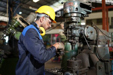Profesyonel erkek mühendis işçi becerileri kalite, bakım, eğitim sanayii işçisi, fabrika işletmecileri için depo atölyesi, makine mühendisliği ekibi üretimi.