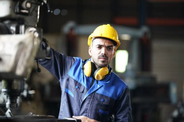 Profesyonel erkek mühendis işçi becerileri kalite, bakım, eğitim sanayii işçisi, fabrika işletmecileri için depo atölyesi, makine mühendisliği ekibi üretimi.