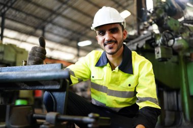 Profesyonel erkek mühendis işçi becerileri kalite, bakım, eğitim sanayii işçisi, fabrika işletmecileri için depo atölyesi, makine mühendisliği ekibi üretimi.