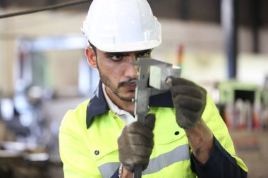 Profesyonel mühendislik mühendisi, makine mühendisliği ekibi üretimi.