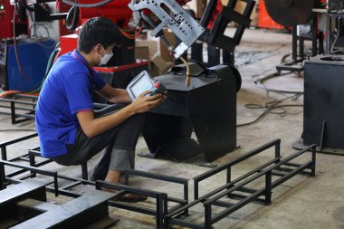 Fabrika Mühendisi Fabrikada İşletim Makineleri.