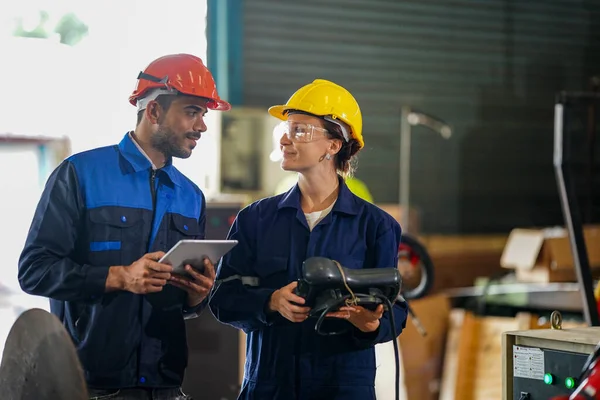 Engenheiro Verificando Painel Controle Ensinando Novo Braço Robô Automáticas Máquina — Fotografia de Stock