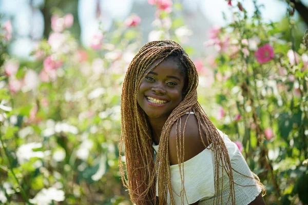 Νεαρή Ελκυστική Μαύρη Γυναίκα Του Δέρματος Άφρο Χτένισμα Στη Φύση — Φωτογραφία Αρχείου
