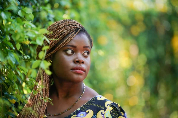 Jeune Femme Attrayant Peau Noire Afro Coiffure Dans Nature Arrière — Photo