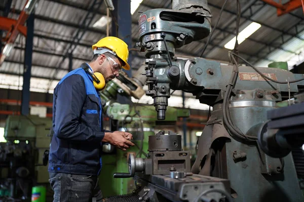 Professionisti Uomini Ingegnere Competenze Dei Lavoratori Qualità Manutenzione Formazione Industriale — Foto Stock