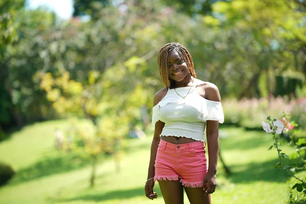 Mooie Zwarte Vrouw Met Afro Haar Poseren — Stockfoto