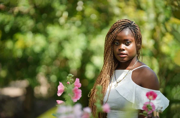 Jonge Aantrekkelijke Zwarte Huid Vrouw Afro Kapsel Natuur Achtergrond — Stockfoto