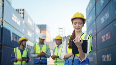 Foreman endüstrideki endüstriyel kargo gemisini kontrol ediyor. Ulaşım ve lojistik.