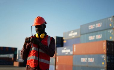 Foreman endüstrideki endüstriyel kargo gemisini kontrol ediyor. Ulaşım ve lojistik.