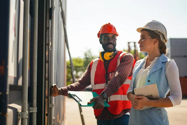 Foreman Controle Industrial Container Cargo Vrachtschip Bij Industrie Vervoer Logistiek — Stockfoto